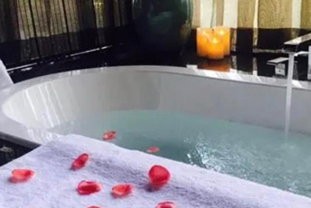 上海虹口水疗池中的失重冥想：当身体学会漂浮